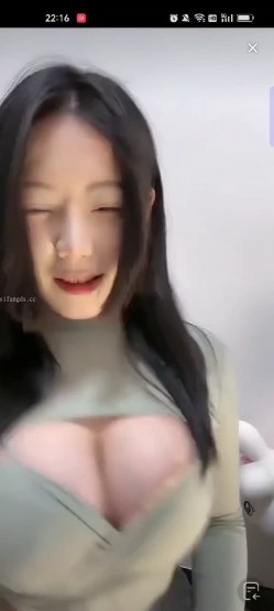 【抖音泄密】48W粉巨乳女神，【美艳后妈_冷艳小姨】，闪现6V+会议室 截图4