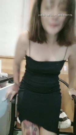 中年夫妻私下淫荡聚会，其中一位阿姨简直是满足了大部分熟女爱好者，风韵犹存知兴，韵味无人能敌 截图7