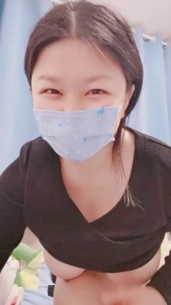 长相可爱的妹子，丰满白皙巨乳大到惊人，乳交大黑牛，连体黑丝自己掰穴自慰 截图2