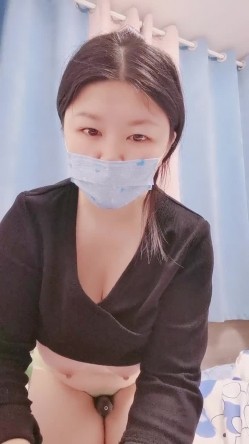 长相可爱的妹子，丰满白皙巨乳大到惊人，乳交大黑牛，连体黑丝自己掰穴自慰 截图4