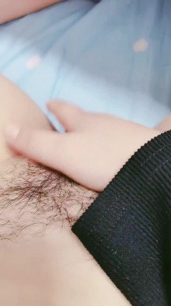 长相可爱的妹子，丰满白皙巨乳大到惊人，乳交大黑牛，连体黑丝自己掰穴自慰 截图11