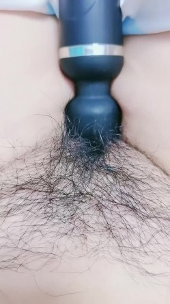 长相可爱的妹子，丰满白皙巨乳大到惊人，乳交大黑牛，连体黑丝自己掰穴自慰 截图16