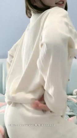 长相清纯极品短发清纯萌妹子道具自慰秀，情趣学生制服脱光光假屌摩擦骑坐 截图2