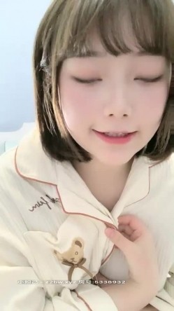 长相清纯极品短发清纯萌妹子道具自慰秀，情趣学生制服脱光光假屌摩擦骑坐 截图3