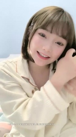 长相清纯极品短发清纯萌妹子道具自慰秀，情趣学生制服脱光光假屌摩擦骑坐 截图4