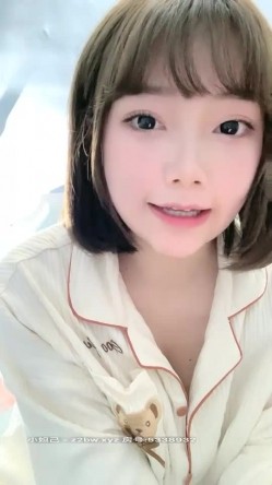 长相清纯极品短发清纯萌妹子道具自慰秀，情趣学生制服脱光光假屌摩擦骑坐 截图5