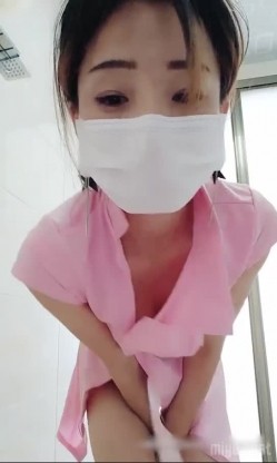 乡下憨厚村妹居家果聊,道具假JJ粘门上主动后入抽送,年纪不大臊的不行 截图14