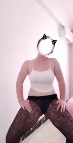 快手颜值少妇【完全无视】颜值肥臀，自慰诱惑，卡点广场舞 截图4