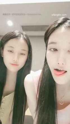 两个清纯无比的姐妹花，完美苗条的身材，两个绝世蜜臀，期待土豪开发搞双飞，妹妹一定是被人操多了，洞口大得像黑洞 截图1