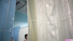 最新流出全网独家首发 偷拍大神潜入国内某水上乐园各种美女浴室换衣洗澡 截图1