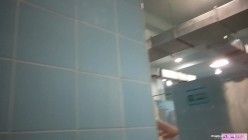 最新流出全网独家首发 偷拍大神潜入国内某水上乐园各种美女浴室换衣洗澡 截图11