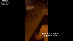推特新晋约啪大神肌肉帅哥「热带鱼」露脸05无锡空姐对镜高潮抽搐抖腿站不稳，痉挛体质，紧致屁股，插完逼直接送嘴里无套内射 截图4