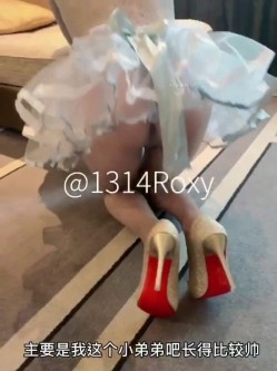 【极品性爱 ️重磅炸弹】极品绿帽淫妻『Roxy』最新付费长视频流出 勾引体育老师无套爆操内射 勾引弟弟骑乘车震 截图1