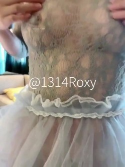 【极品性爱 ️重磅炸弹】极品绿帽淫妻『Roxy』最新付费长视频流出 勾引体育老师无套爆操内射 勾引弟弟骑乘车震 截图2