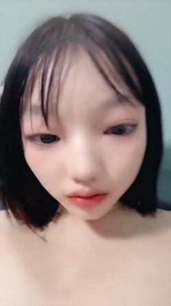 可爱虎牙短发学生妹【旺仔小乔】最新下海福利，早早辍学在家和小男友天天露脸做爱 截图2