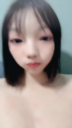 可爱虎牙短发学生妹【旺仔小乔】最新下海福利，早早辍学在家和小男友天天露脸做爱 截图15