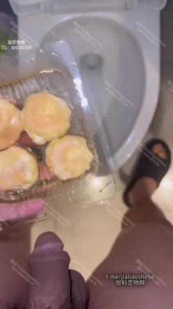 重口警告！把堂妹调教成为吃精液和尿液母狗！妹妹的精液食物吃播「Jojo九九」强制喂食表妹圣水精液泡芙 截图1