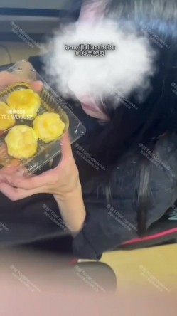 重口警告！把堂妹调教成为吃精液和尿液母狗！妹妹的精液食物吃播「Jojo九九」强制喂食表妹圣水精液泡芙 截图2