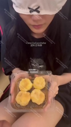 重口警告！把堂妹调教成为吃精液和尿液母狗！妹妹的精液食物吃播「Jojo九九」强制喂食表妹圣水精液泡芙 截图7