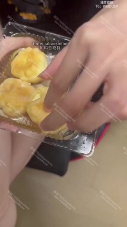 重口警告！把堂妹调教成为吃精液和尿液母狗！妹妹的精液食物吃播「Jojo九九」强制喂食表妹圣水精液泡芙 截图10