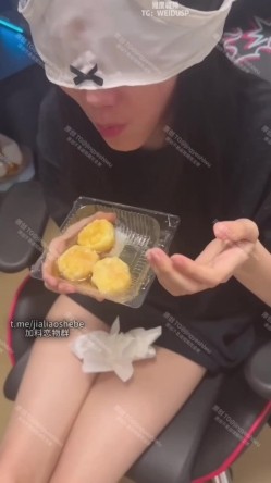 重口警告！把堂妹调教成为吃精液和尿液母狗！妹妹的精液食物吃播「Jojo九九」强制喂食表妹圣水精液泡芙 截图11