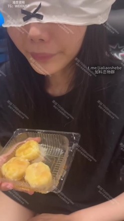 重口警告！把堂妹调教成为吃精液和尿液母狗！妹妹的精液食物吃播「Jojo九九」强制喂食表妹圣水精液泡芙 截图13
