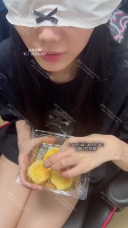 重口警告！把堂妹调教成为吃精液和尿液母狗！妹妹的精液食物吃播「Jojo九九」强制喂食表妹圣水精液泡芙 截图14