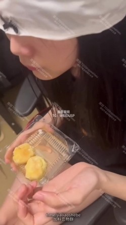 重口警告！把堂妹调教成为吃精液和尿液母狗！妹妹的精液食物吃播「Jojo九九」强制喂食表妹圣水精液泡芙 截图15