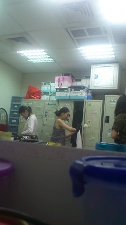 【试衣TP】某房经典16RMB热品 大神试衣间更衣室偷拍不少背书包的年轻学生妹 截图8