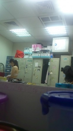 【试衣TP】某房经典16RMB热品 大神试衣间更衣室偷拍不少背书包的年轻学生妹 截图10