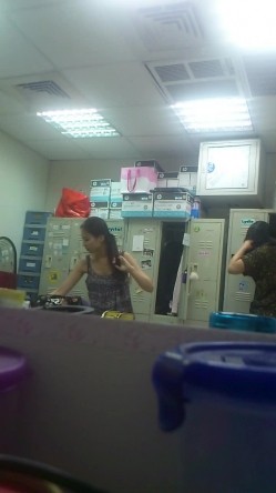 【试衣TP】某房经典16RMB热品 大神试衣间更衣室偷拍不少背书包的年轻学生妹 截图16