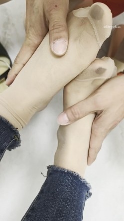 极品高颜值素人，喜欢群P「杨乐多」《两位身形相同的母狗共侍一主》不同丝袜足交，酒店叠罗汉无套轮插，暴力调教 截图2