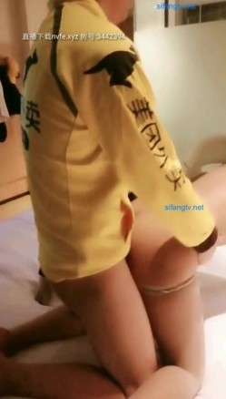 极品骚货嫂子酒店勾引美团外卖偷情做爱 起初不好意思 挑逗受不了衣服不脱直接无套操起来 挺猛干了好久 截图9