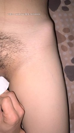深夜等孩子睡了玩产妇，淫声荡语扒光了挤奶水给狼友喝，口交大鸡巴好刺激，奶子又大又胀奶水充足无套插入 截图1