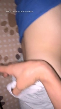 深夜等孩子睡了玩产妇，淫声荡语扒光了挤奶水给狼友喝，口交大鸡巴好刺激，奶子又大又胀奶水充足无套插入 截图5