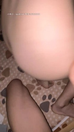 深夜等孩子睡了玩产妇，淫声荡语扒光了挤奶水给狼友喝，口交大鸡巴好刺激，奶子又大又胀奶水充足无套插入 截图13