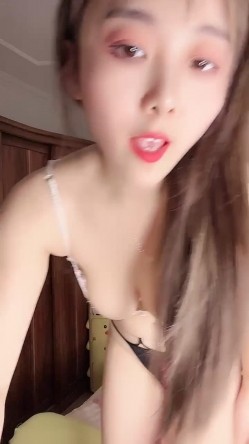 G奶女神【蜜桃允儿】性感裸舞~口爆深喉~无套啪啪狂射一身 截图3