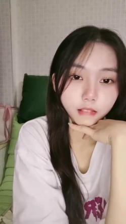 清纯系学生妹！乖巧甜美邻家妹妹型！收费房诱惑，贫乳奶子白丝袜，揉搓无毛小穴，娇喘呻吟好听 截图2