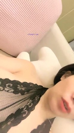 巨乳车模 ️【车模小骚逼】收费 密码房~狂甩巨乳抠逼喷水~极限诱惑 ️燃烧荷尔蒙！ 截图1