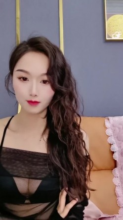 明星颜值健身女神！性感吊带丝袜热舞！透视极度诱惑，翘起屁股电臀，掰开小穴让炮友舔 截图3