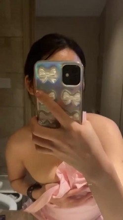 ️ ️网曝吃瓜事件，被热传抖音小网红【刘悦】与男友不雅露脸性爱自拍流出，身材不错美腿美足越漂亮越反差啊 截图1