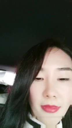喜欢户外玩的骚气少妇大马路上露出 车后座跳蛋塞逼震动路边翘屁股非常诱人 截图2