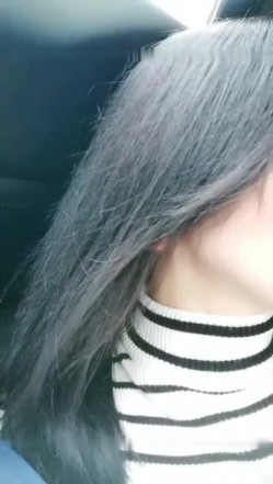 喜欢户外玩的骚气少妇大马路上露出 车后座跳蛋塞逼震动路边翘屁股非常诱人 截图3