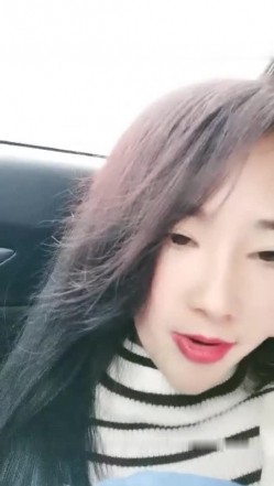 喜欢户外玩的骚气少妇大马路上露出 车后座跳蛋塞逼震动路边翘屁股非常诱人 截图4