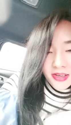 喜欢户外玩的骚气少妇大马路上露出 车后座跳蛋塞逼震动路边翘屁股非常诱人 截图8