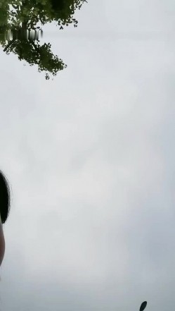 喜欢户外玩的骚气少妇大马路上露出 车后座跳蛋塞逼震动路边翘屁股非常诱人 截图10