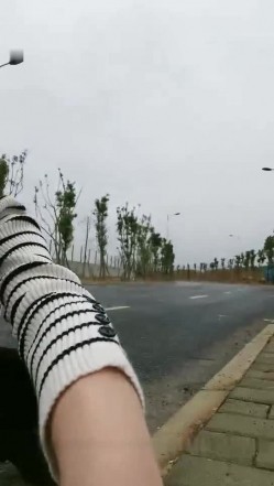 喜欢户外玩的骚气少妇大马路上露出 车后座跳蛋塞逼震动路边翘屁股非常诱人 截图14