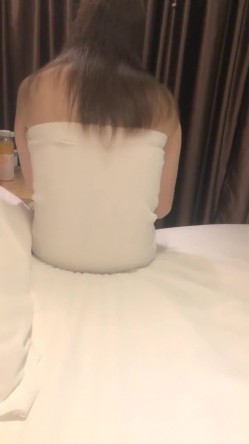 最新的情侣交换，【双飞男女】，两个小少妇的难忘一夜，酒店开房，互换伴侣，轮流换着玩，淫乱场景看了秒硬 截图8