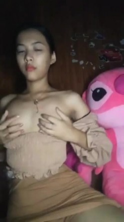 小骚货颜值不错 自慰抠逼十分淫荡逼形完美，家中狂吃男友大鸡巴最后满意吞精 截图1