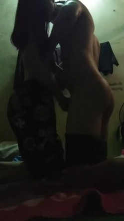 小骚货颜值不错 自慰抠逼十分淫荡逼形完美，家中狂吃男友大鸡巴最后满意吞精 截图13